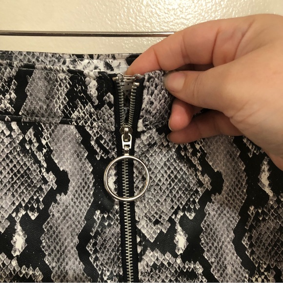 Beautiful Snake Print front zip up with metal ring side pocket Mini Skirt size L - Picture 13 of 13